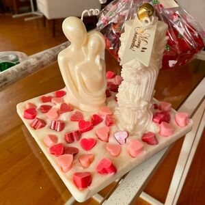 This scented candle has a charming and romantic design